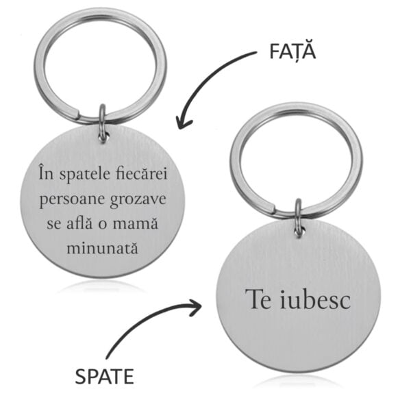 Breloc gravat – Cadou de Ziua Mamei – Gravură emoționantă – Mama mare